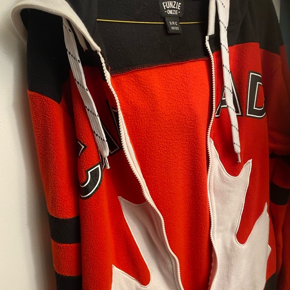🇨🇦 Great gift for a teen - Canada Funzie Onezie - small - Picture 5 of 7